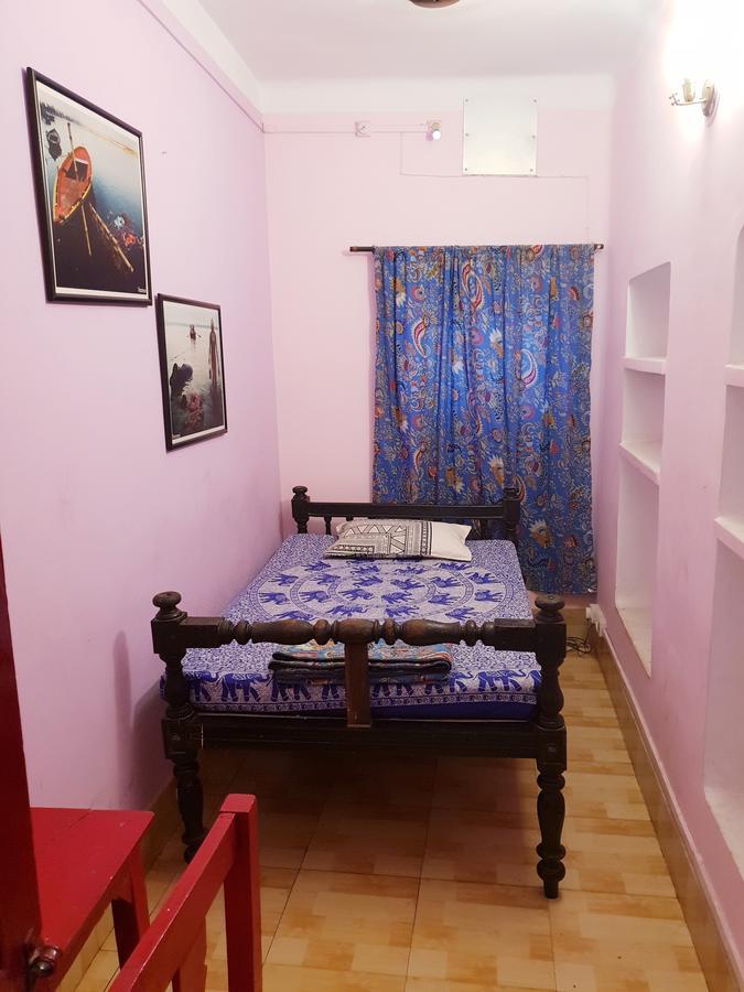 Brown Bread Bakery Guest House พาราณสี ภายนอก รูปภาพ